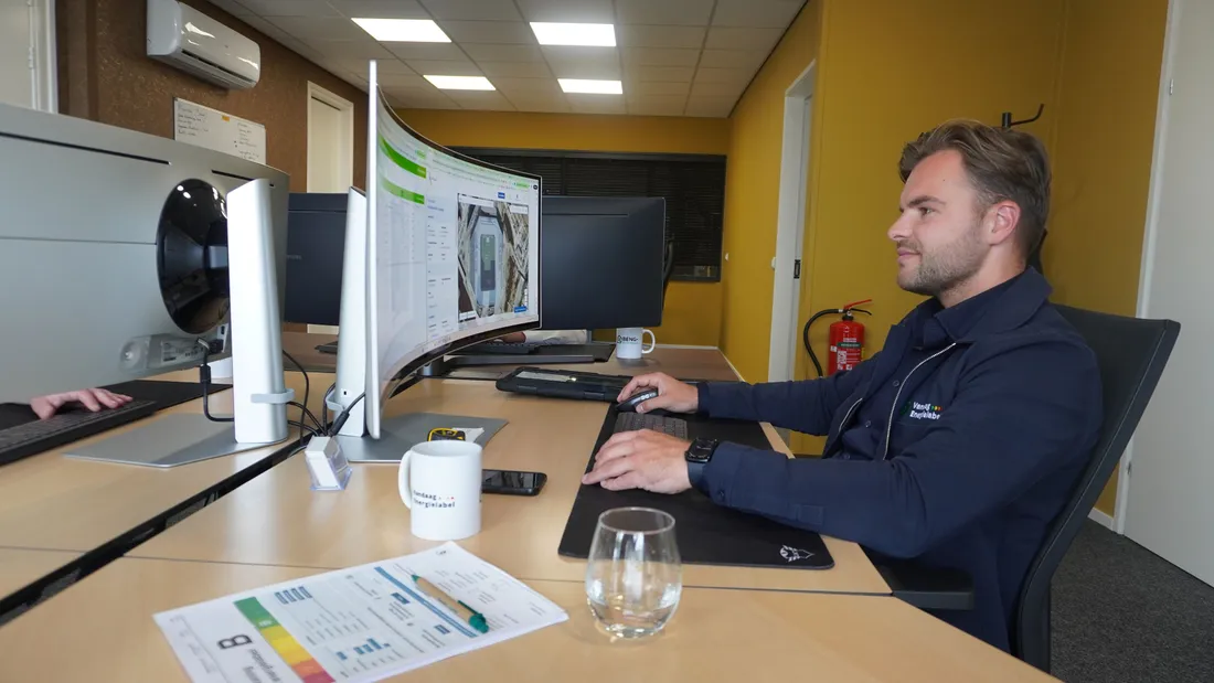 Twee handen die een modelwoning vasthouden